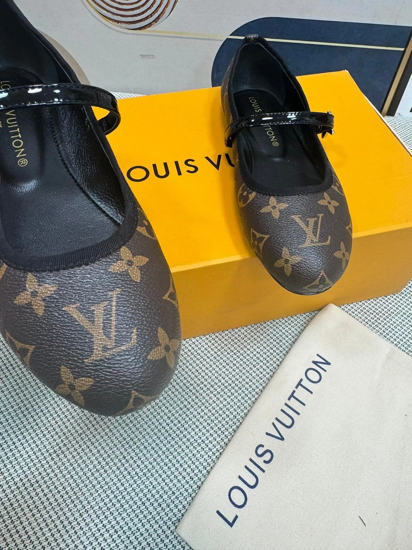 👟👟Ex-factory price 520🎃🎃 New LV shoes. Made of bleached Monogram denim canvas, these Helios sandals are eye-catching with natural leather trims. The model features refined gold details, such as the elegant rivets inspired by historic Louis Vuitton trunks and the buckle that adorns the ankle strap.  ♺Material: Denim ➕Cow leather ♺ Lining: Full sheepskin for foot pads ♺ Outsole: Genuine leather sole ♺Heel height 1.0cm ♺ Shoe size: 35-39 (34.40 41.42 customized, non-refundable)